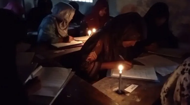 মোমবাতি জ্বালিয়ে এসএসসি পরীক্ষা দিলেন শিক্ষার্থীরা